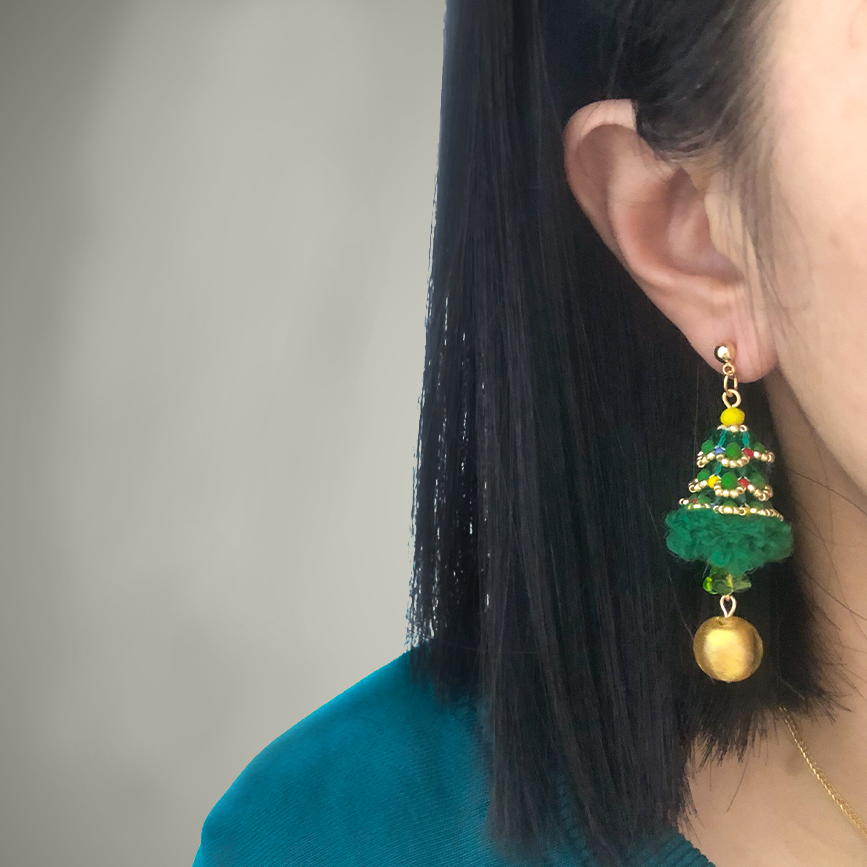 Hamdmade white and green beads mismatched earrings tutorial