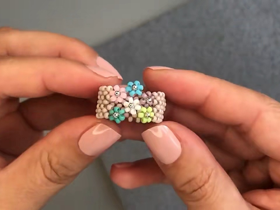 DIY tutorial for making wide-brimmed small flower beaded ring