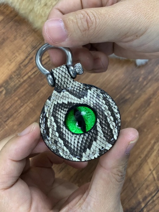 How to Make the Eye of Sauron Pendant Out of Leather