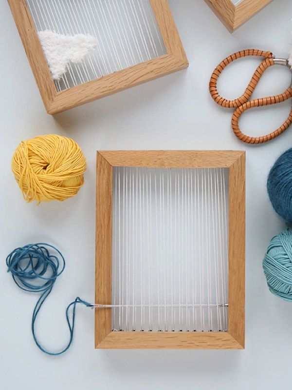 How to make decorative paintings with plush yarn