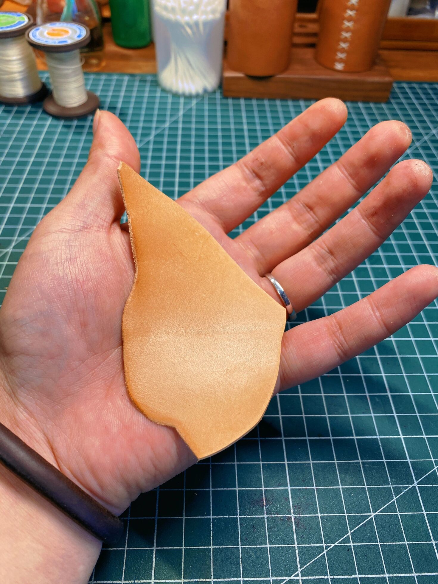 Teach you how to make leather leaves in one minute