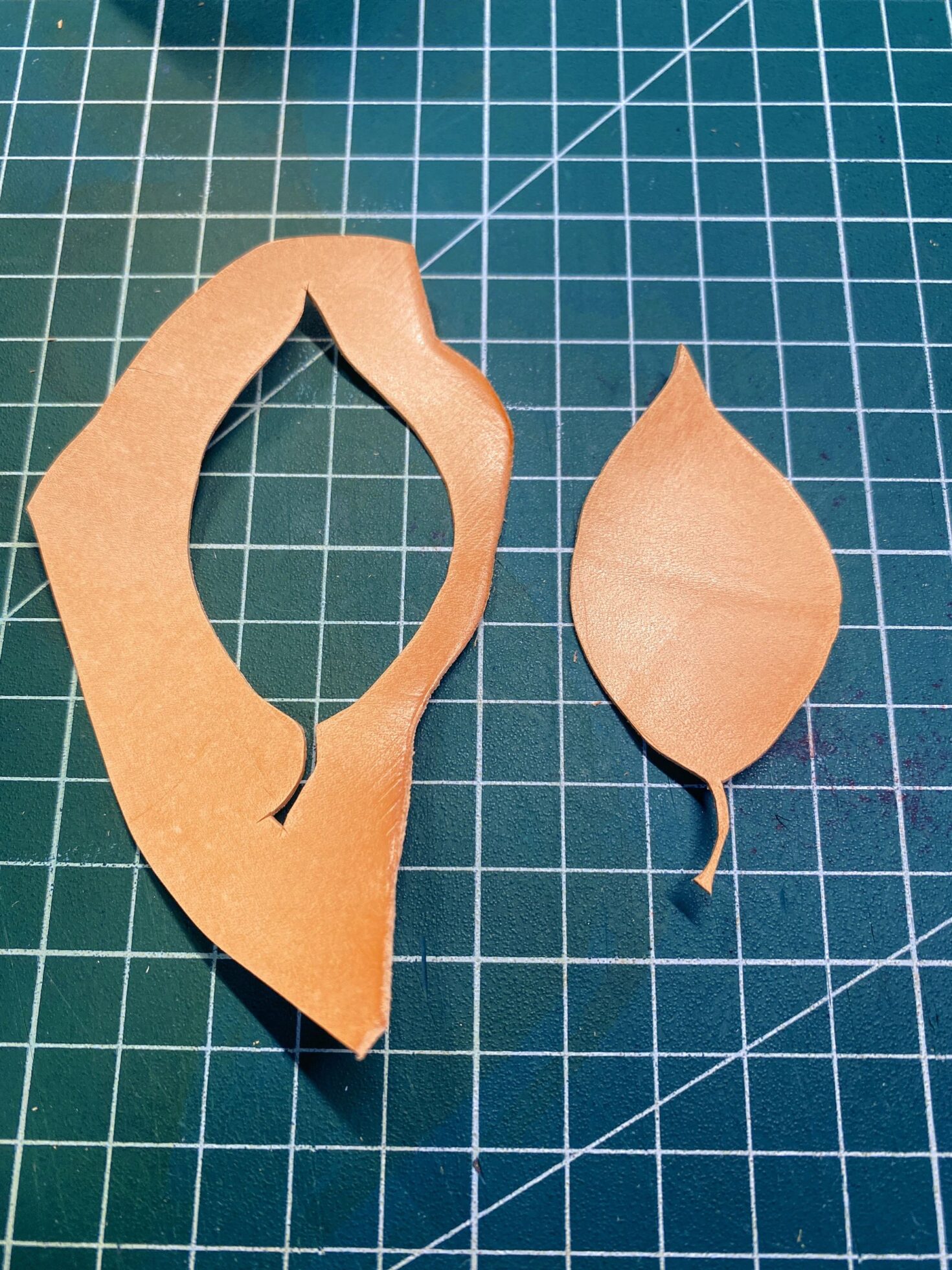 Teach you how to make leather leaves in one minute