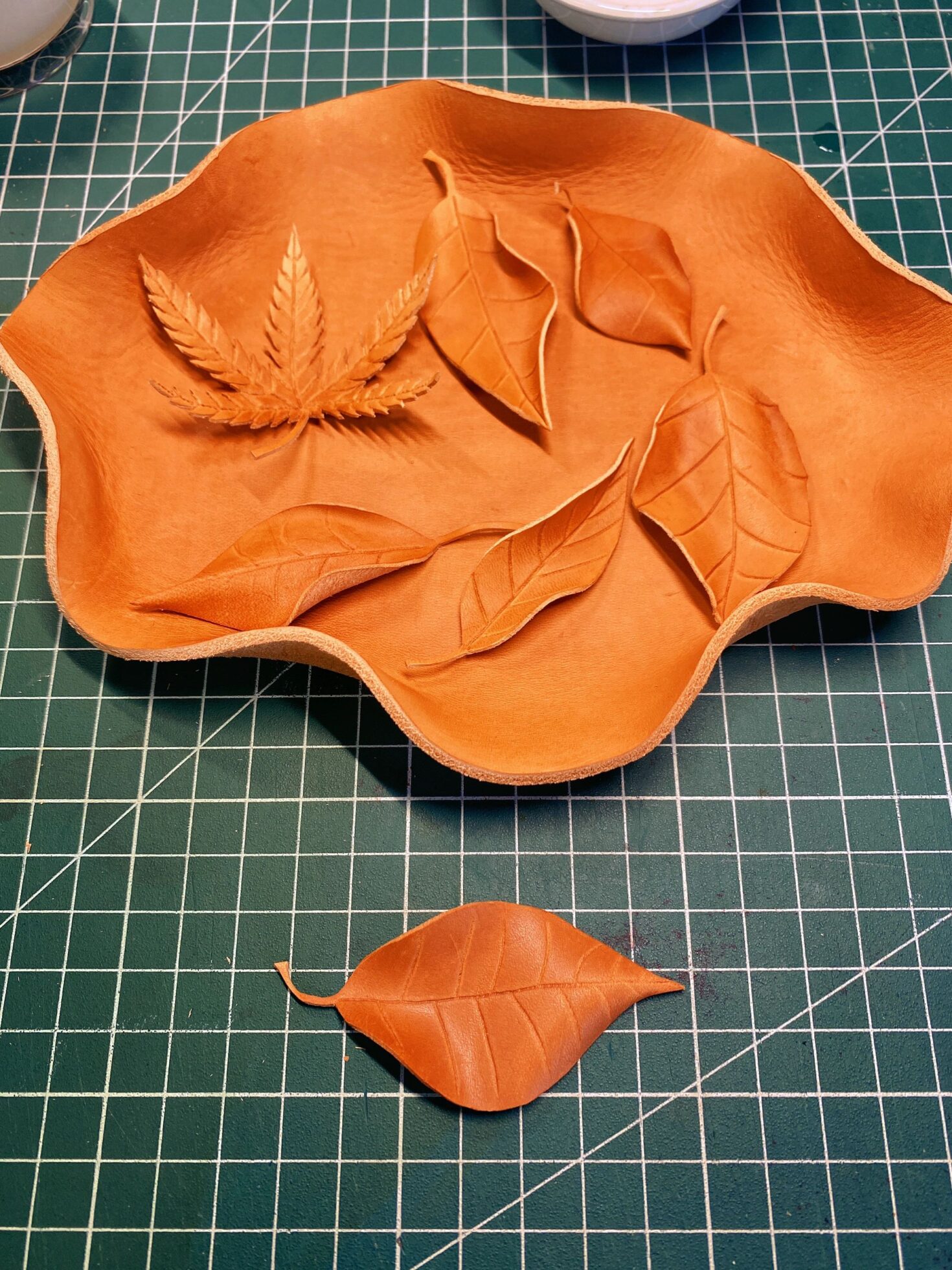 Teach you how to make leather leaves in one minute