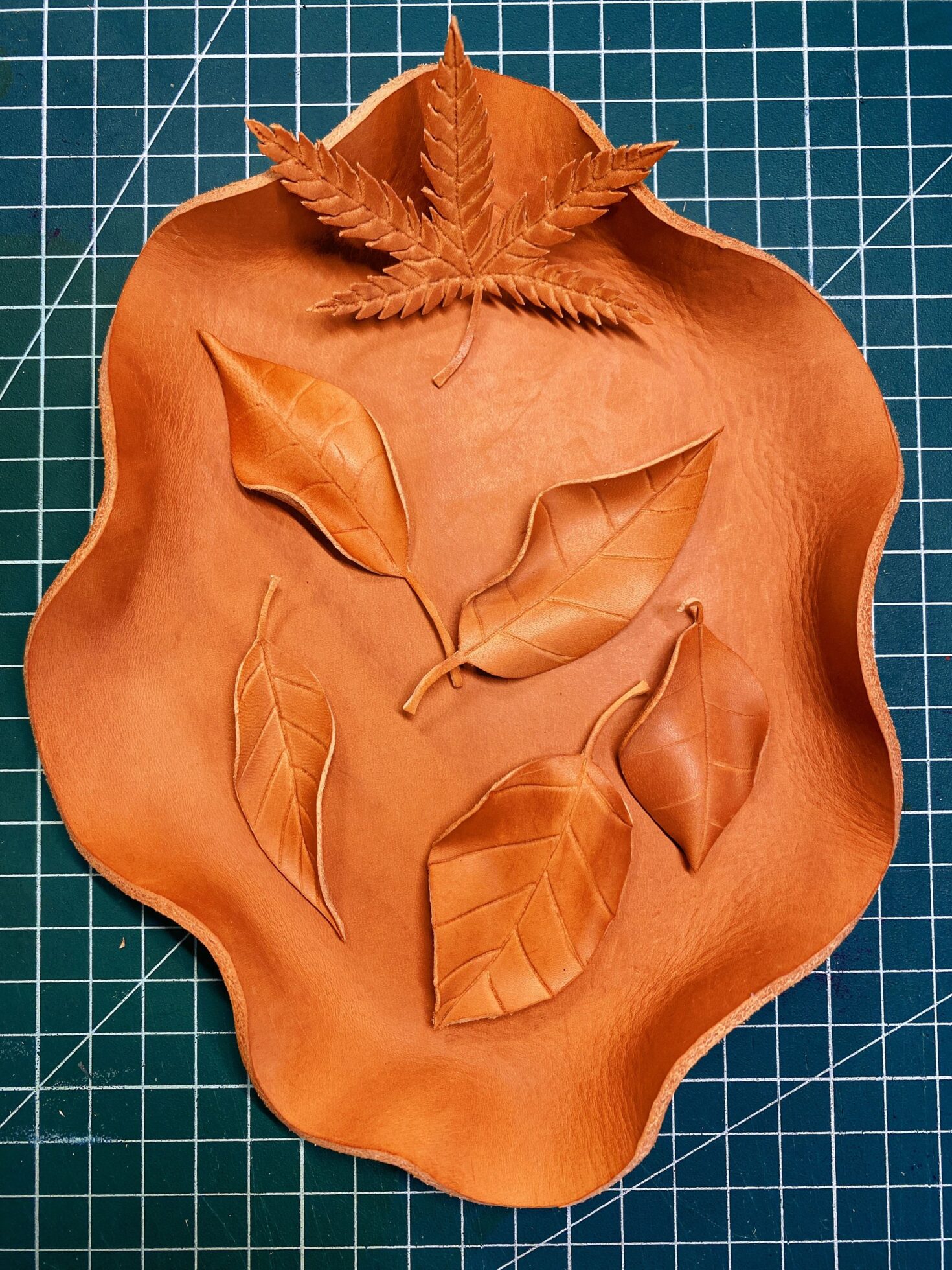 Teach you how to make leather leaves in one minute