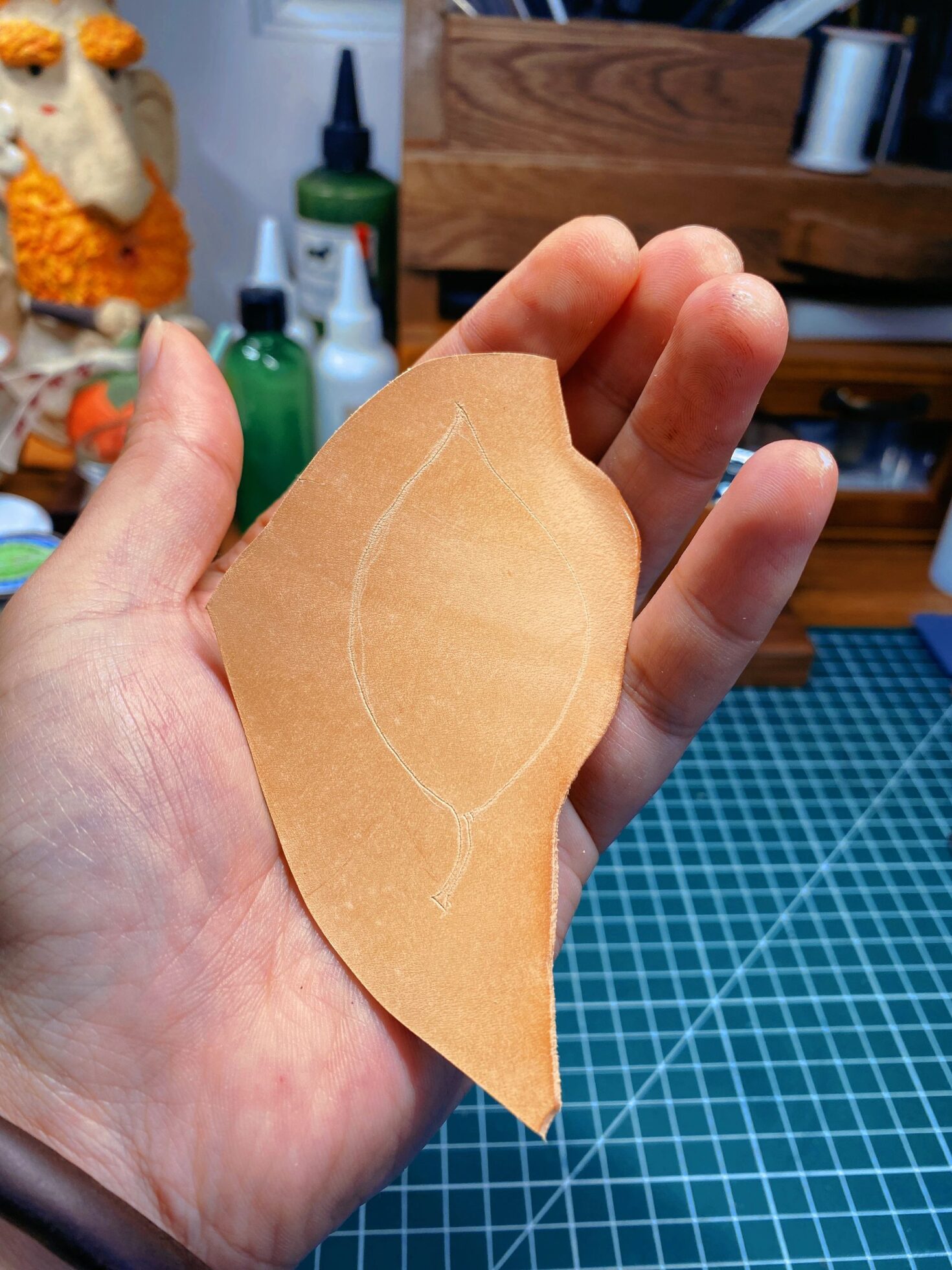 Teach you how to make leather leaves in one minute