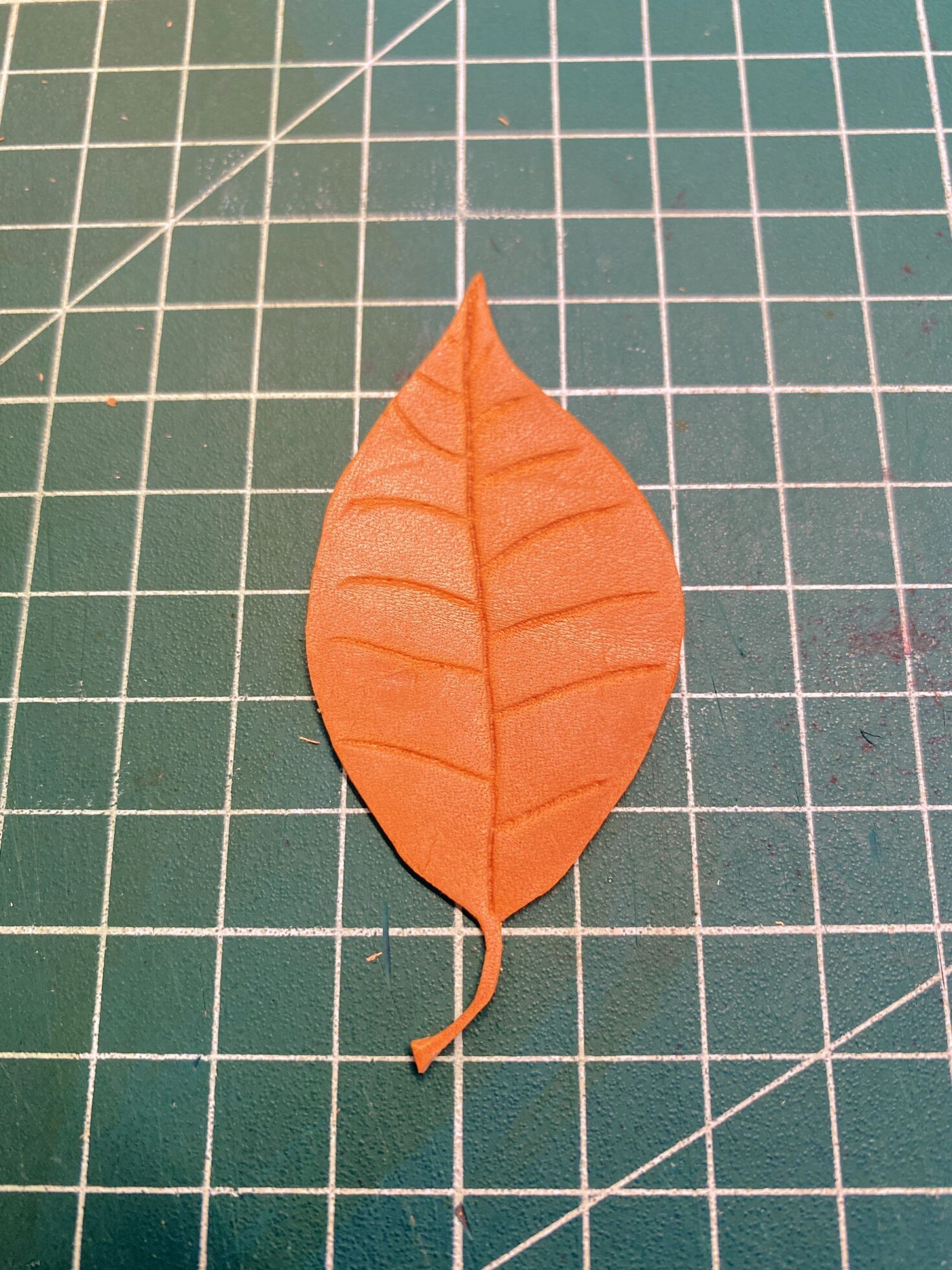 Teach you how to make leather leaves in one minute