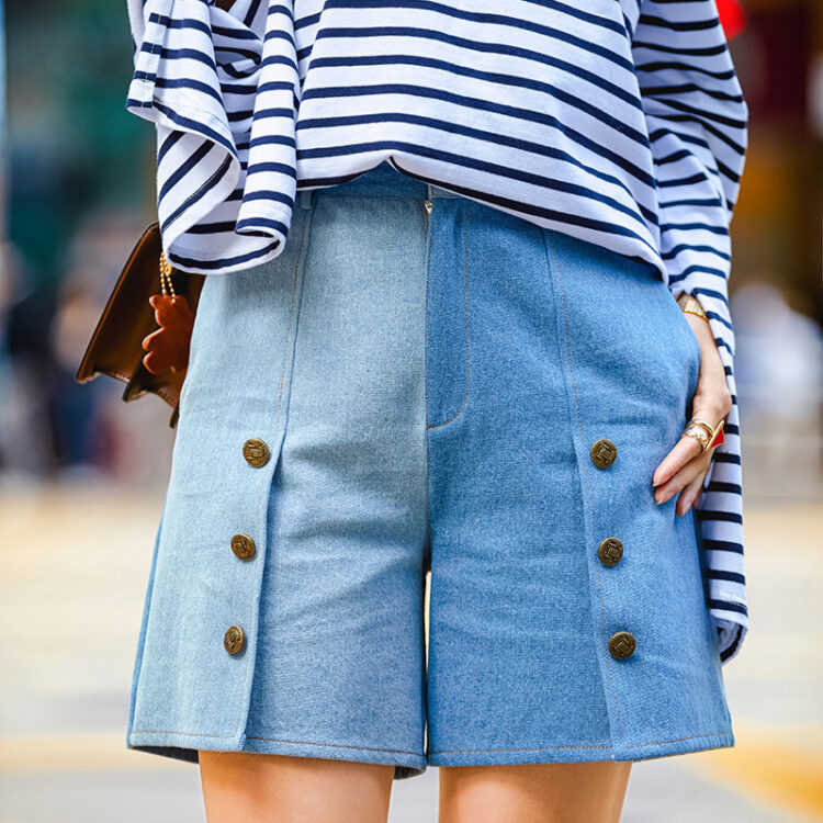Light-color straight-leg denim shorts with metallic accents
