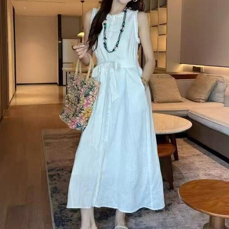 Luxurious holiday style sleeveless linen dress