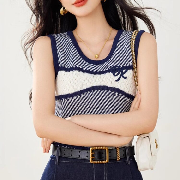 Crew Neck Wavy Stripe Embroidered Knitted Vest