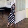 High-end and elegant belt V-neck waist-cinching polka-dot dress (with belt)