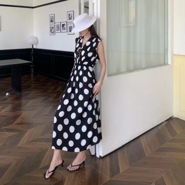 High-end and elegant belt V-neck waist-cinching polka-dot dress (with belt)