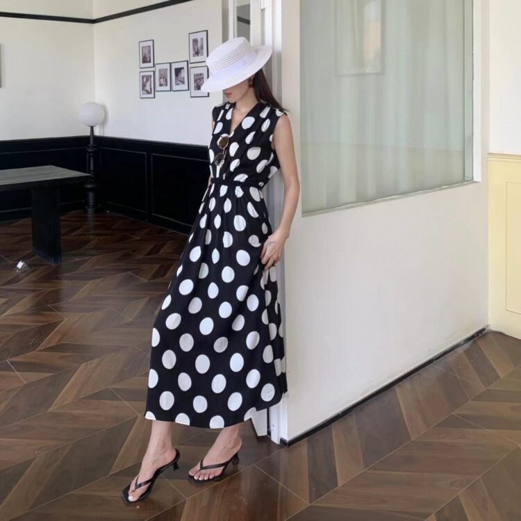 High-end and elegant belt V-neck waist-cinching polka-dot dress (with belt)