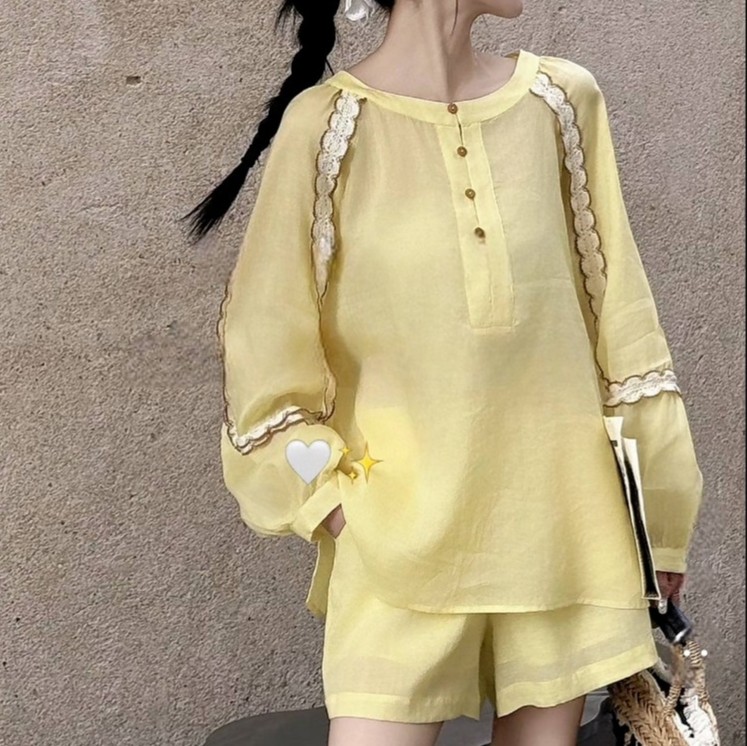 Lace stitching loose round neck blouse casual shorts set
