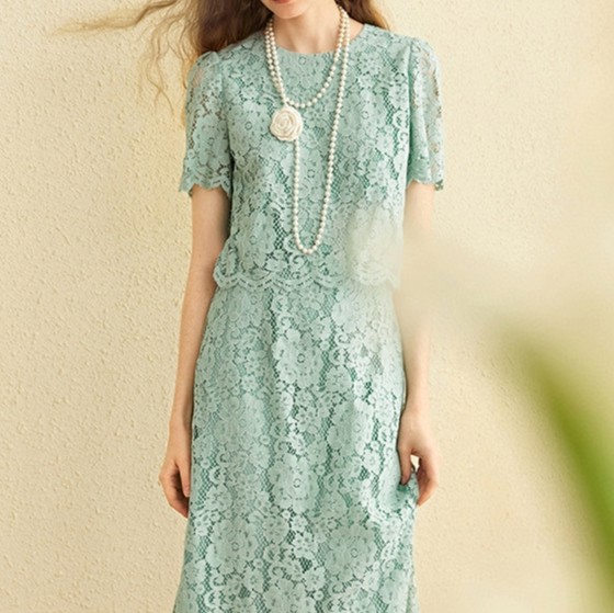 Round neck lace short-sleeved top and high-waisted skirt set