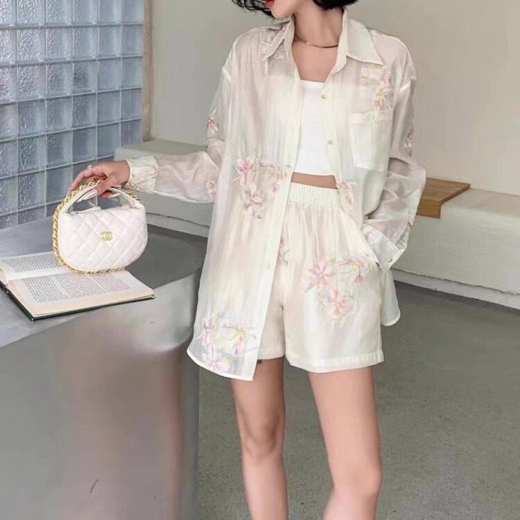 Butterfly and floral embroidery slim sun protection shirt and fashionable casual shorts set