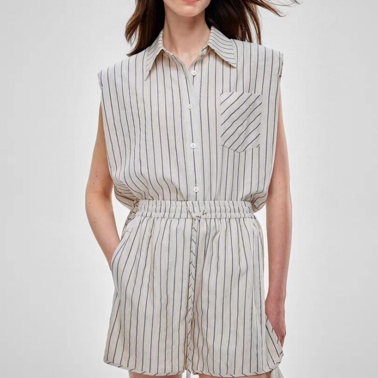 Cool sleeveless shirt and casual shorts set