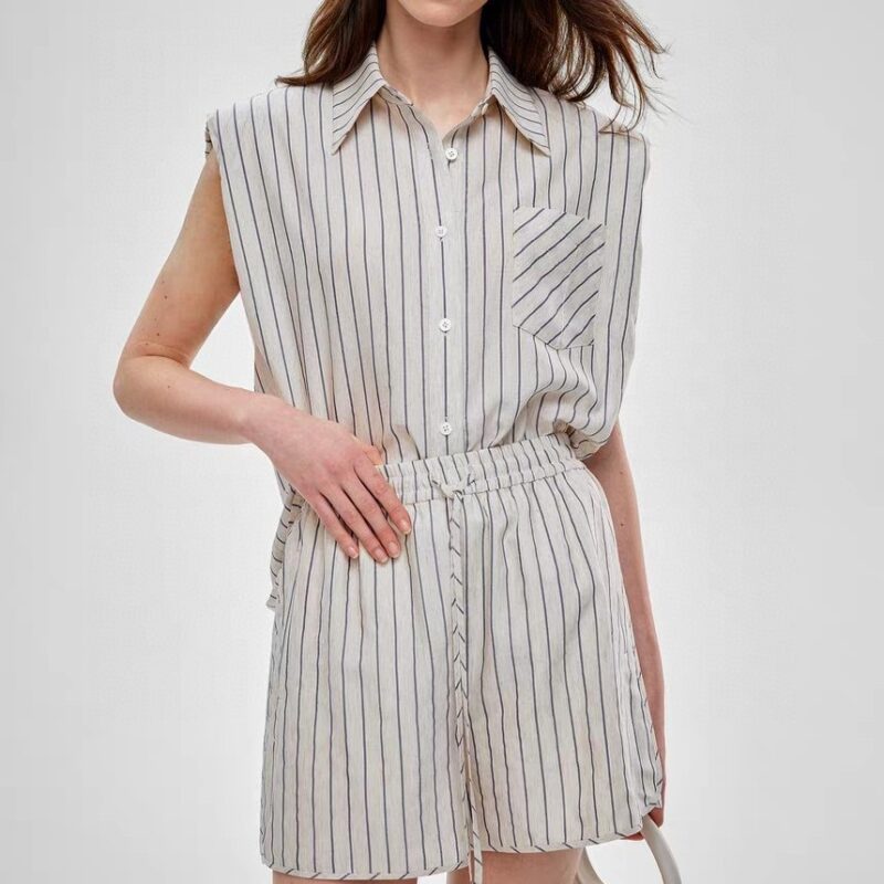 Cool sleeveless shirt and casual shorts set