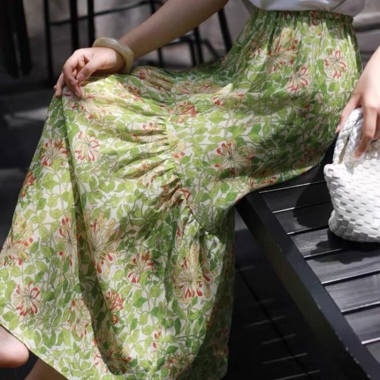 Curved pleated ramie skirt with green grass and flowers