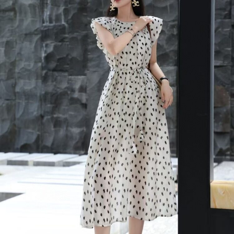Round neck hand-pleated breathable lace-up dress (with waist rope)