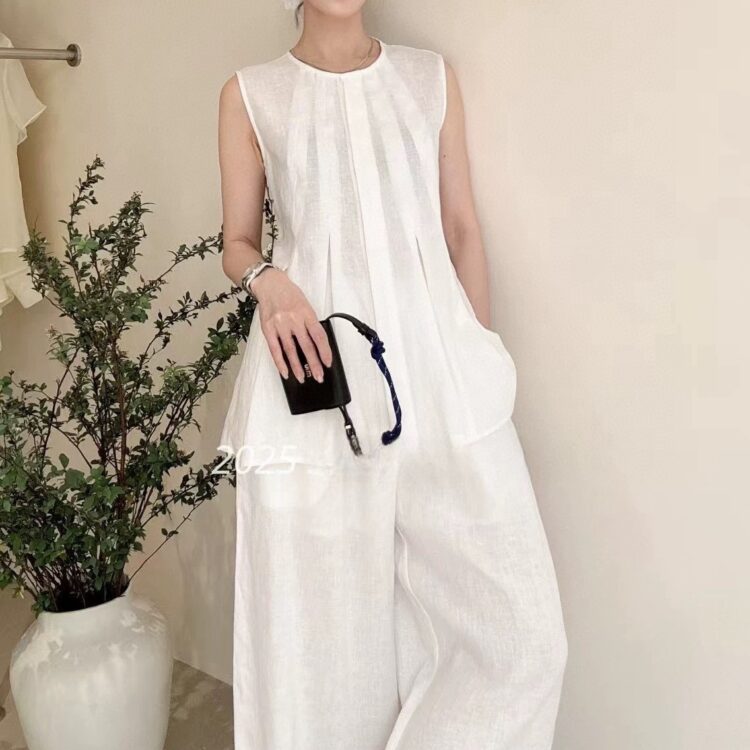 Pleated round neck sleeveless top and elastic waist wide-leg pants set