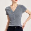 Simple casual V-neck short-sleeved sweater (33% wool)
