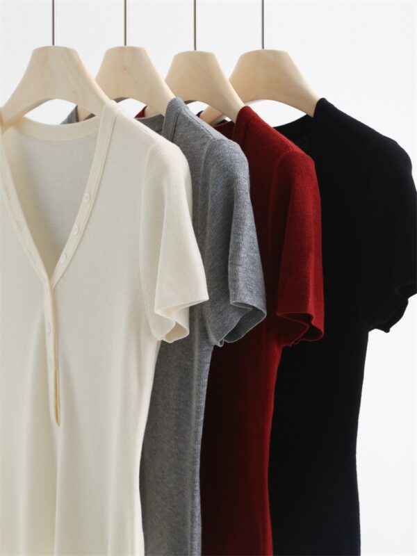 Simple casual V-neck short-sleeved sweater (33% wool)