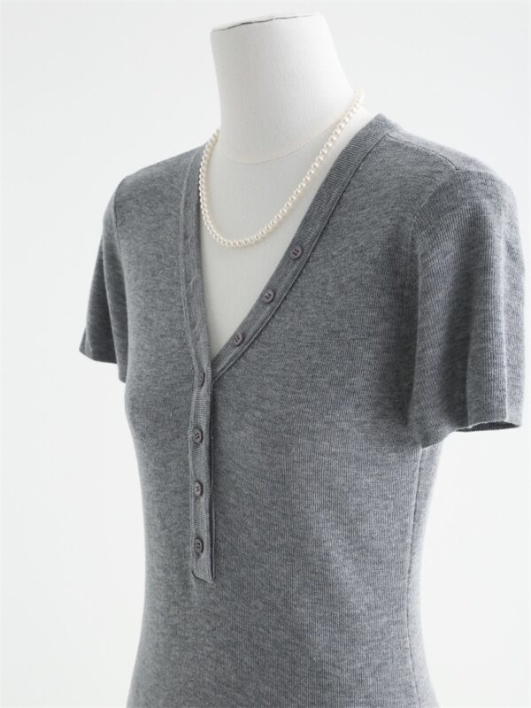 Simple casual V-neck short-sleeved sweater (33% wool)