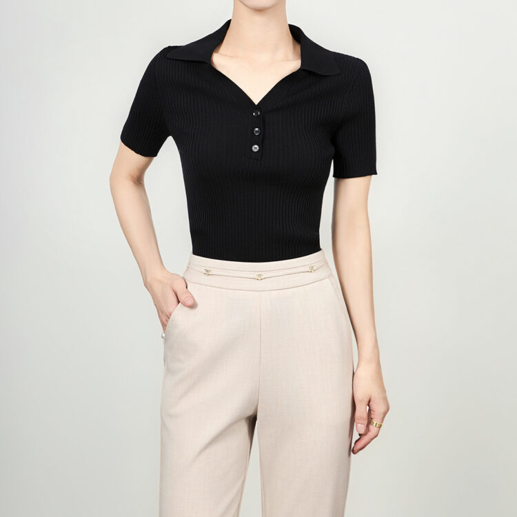 Solid color short-sleeved knit top