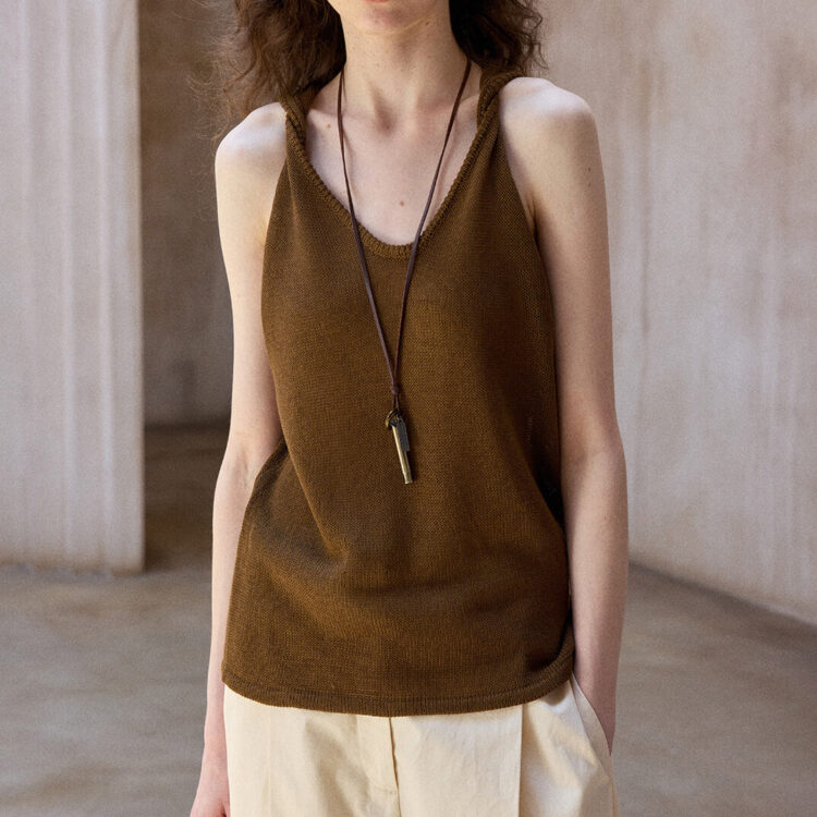 Twist U-neck knitted vest