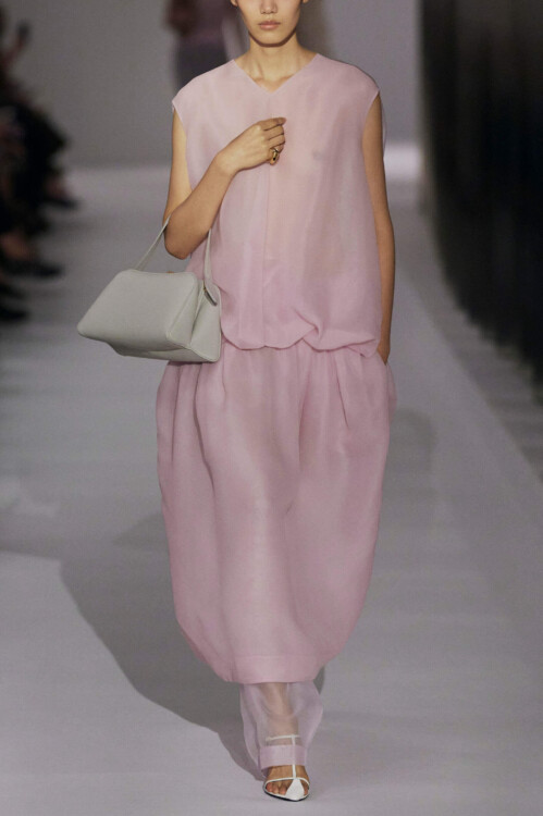 Effortless Minimalism-2026 Spring Summer Women's Wear Trend 31 effortless minimalism 26