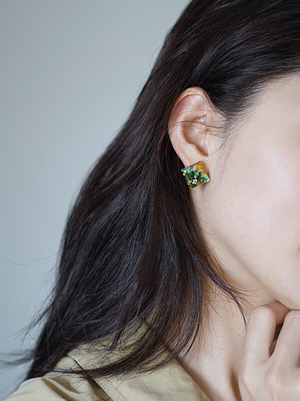 Hypoallergenic real flower stud earrings for sensitive ears, 925 sterling silver square posts with resin-sealed baby's breath